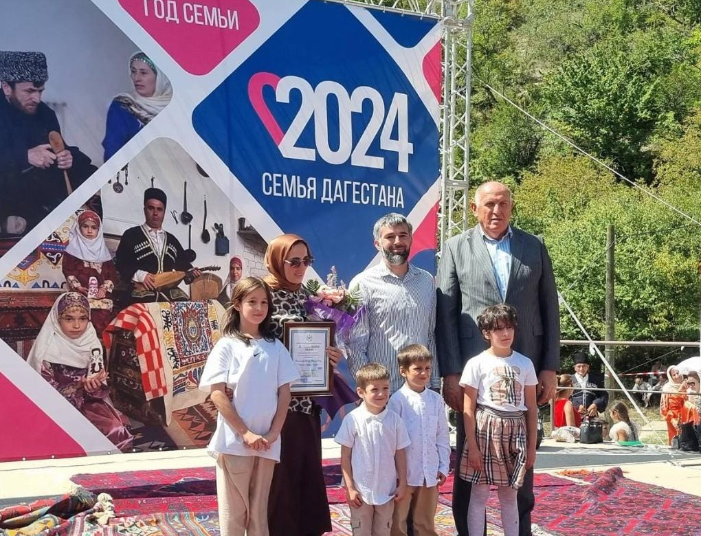 Специалисты Центра соцобслуживания Дахадаевского района организовали поездку многодетной семьи на праздник «Семья Дагестана»